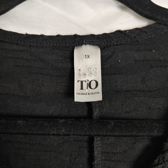 Thomas & Olivia asymetric hem black plus Size Top 1XL - Picture 3 of 10
